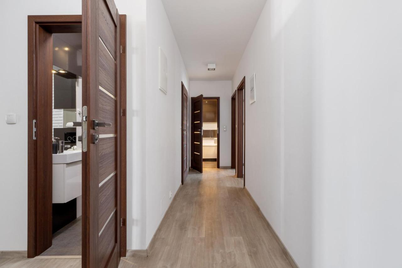 Avia Apartment Three Bedroom Two Balcony Ac & Parking By Noclegi Renters Краків Екстер'єр фото
