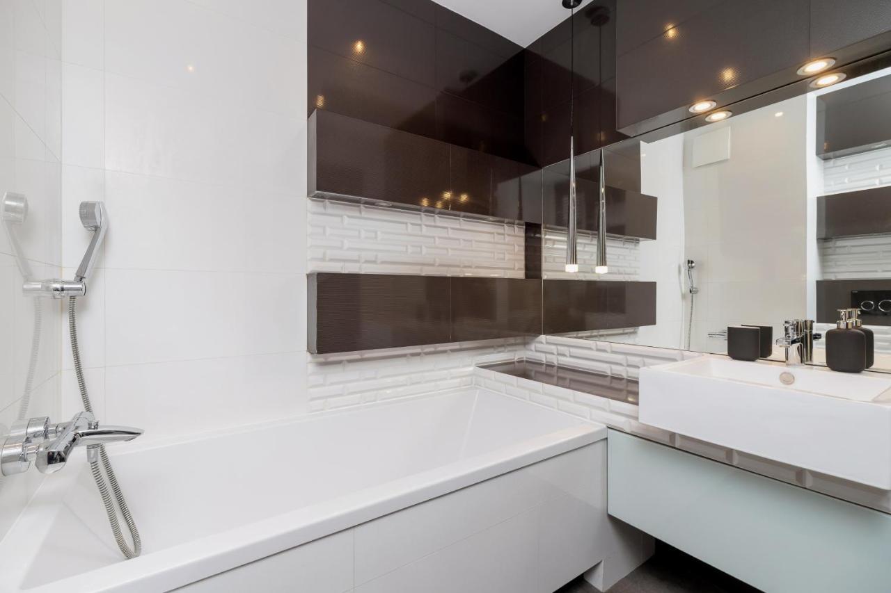 Avia Apartment Three Bedroom Two Balcony Ac & Parking By Noclegi Renters Краків Екстер'єр фото