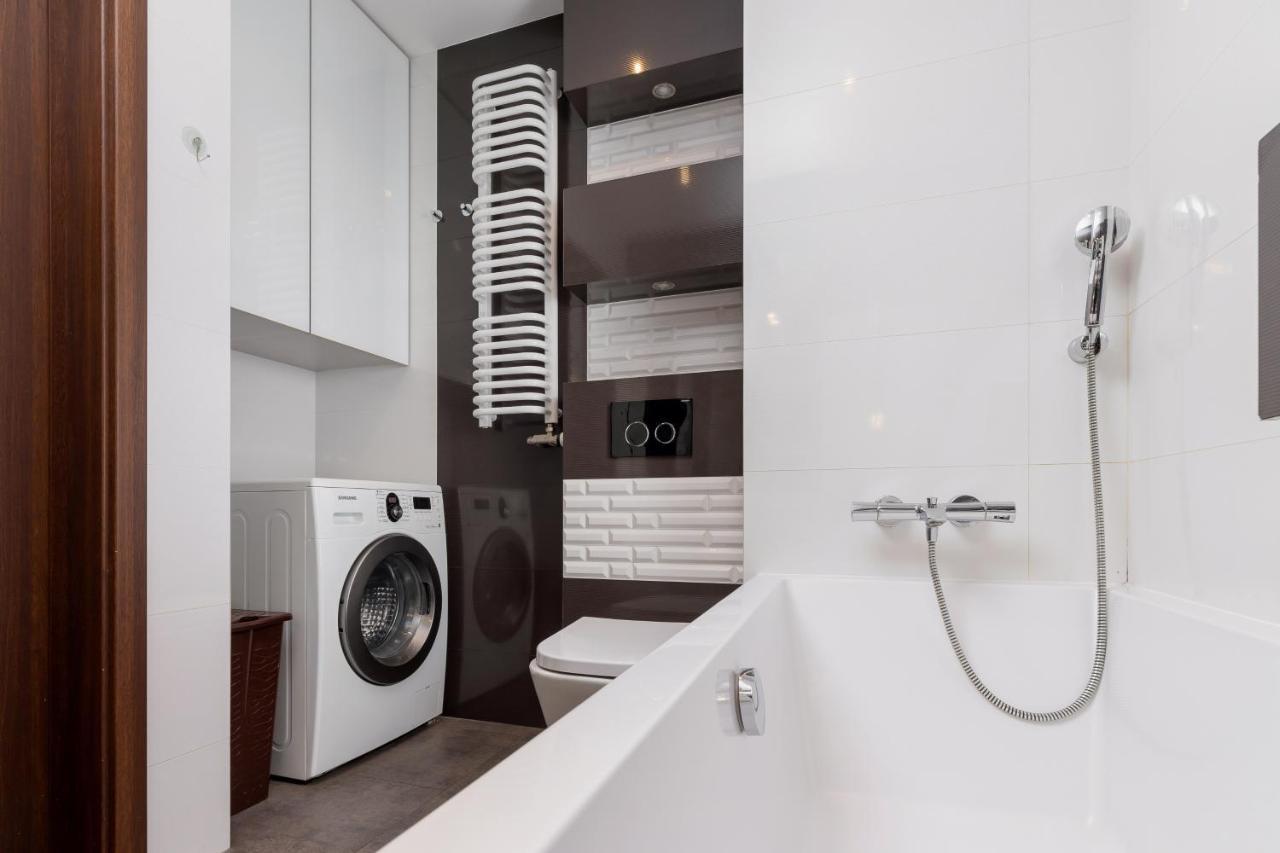 Avia Apartment Three Bedroom Two Balcony Ac & Parking By Noclegi Renters Краків Екстер'єр фото