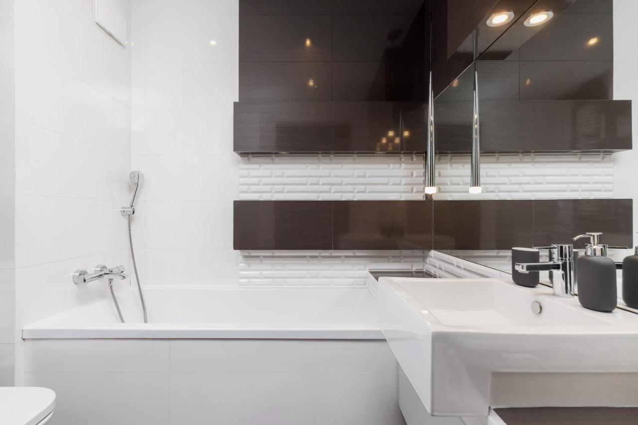Avia Apartment Three Bedroom Two Balcony Ac & Parking By Noclegi Renters Краків Екстер'єр фото