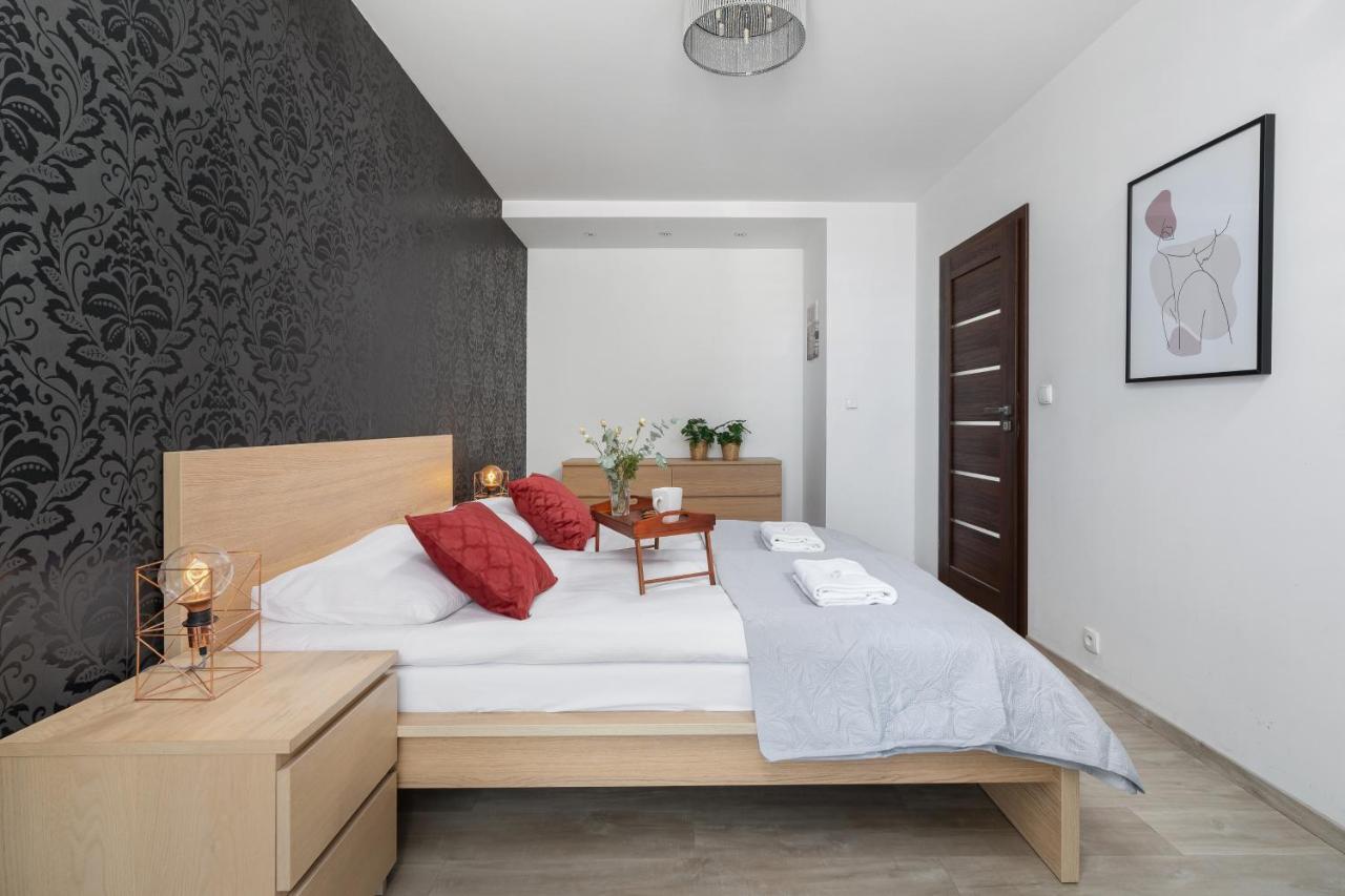 Avia Apartment Three Bedroom Two Balcony Ac & Parking By Noclegi Renters Краків Екстер'єр фото