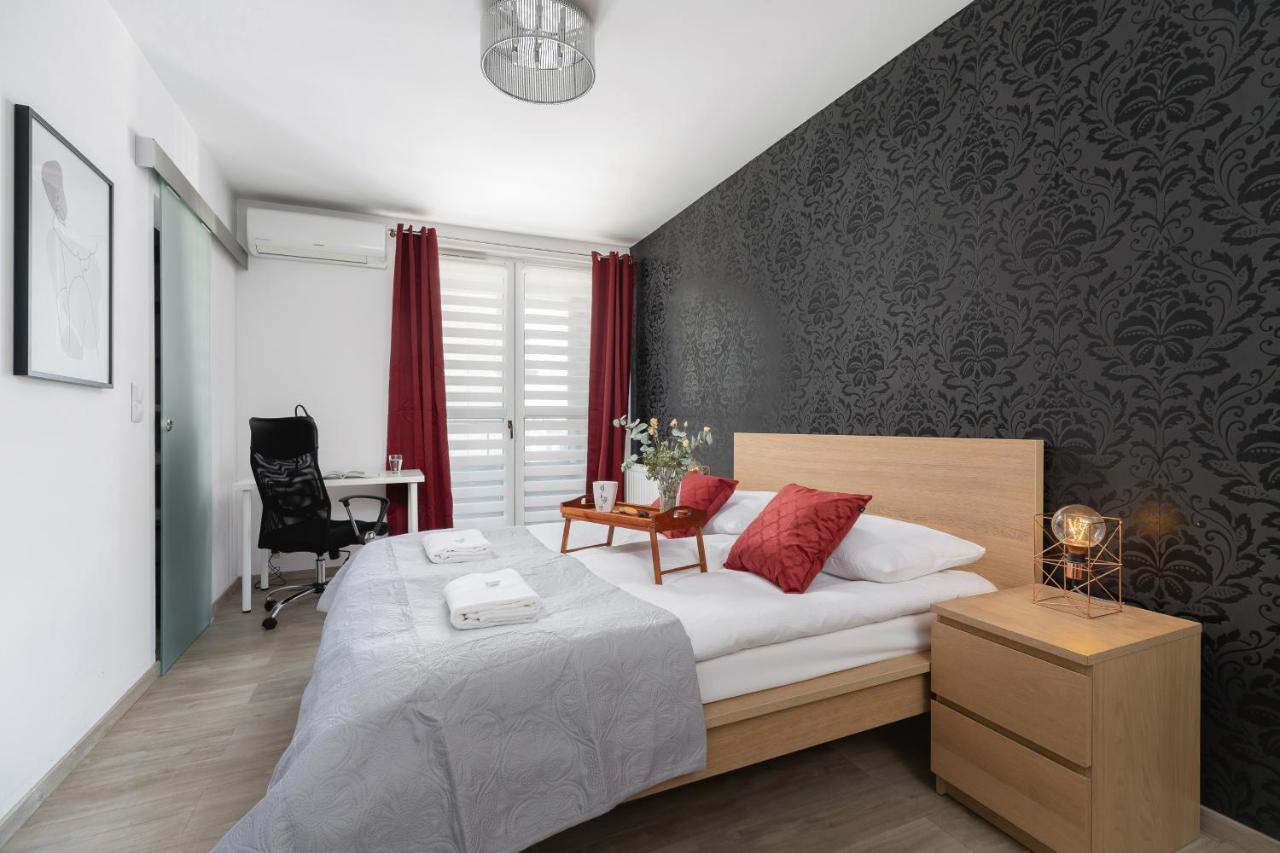 Avia Apartment Three Bedroom Two Balcony Ac & Parking By Noclegi Renters Краків Екстер'єр фото