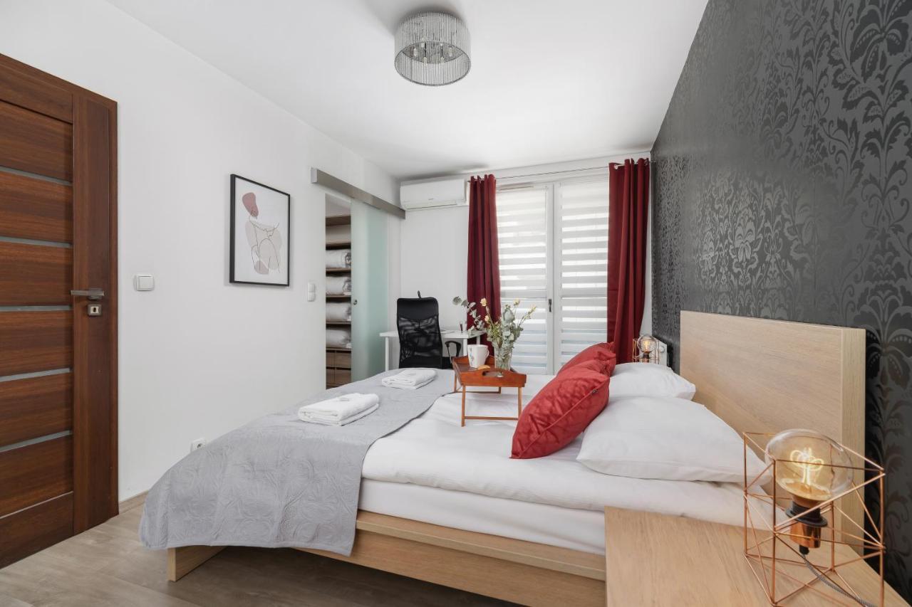 Avia Apartment Three Bedroom Two Balcony Ac & Parking By Noclegi Renters Краків Екстер'єр фото